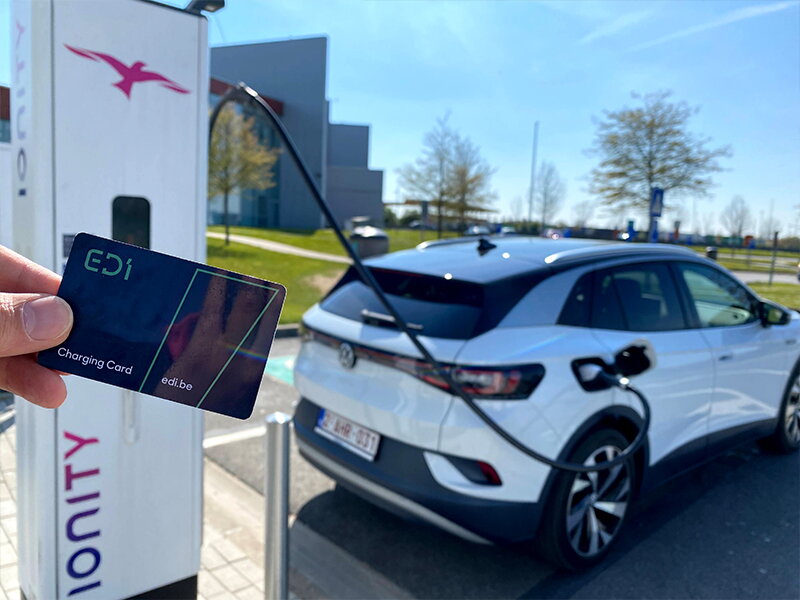Onderweg de elektrische Volkswagen ID.4 opladen aan een ionity laadpunt met de EDI pass