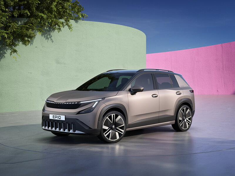 skoda epiq met kleurrijke achtergrond