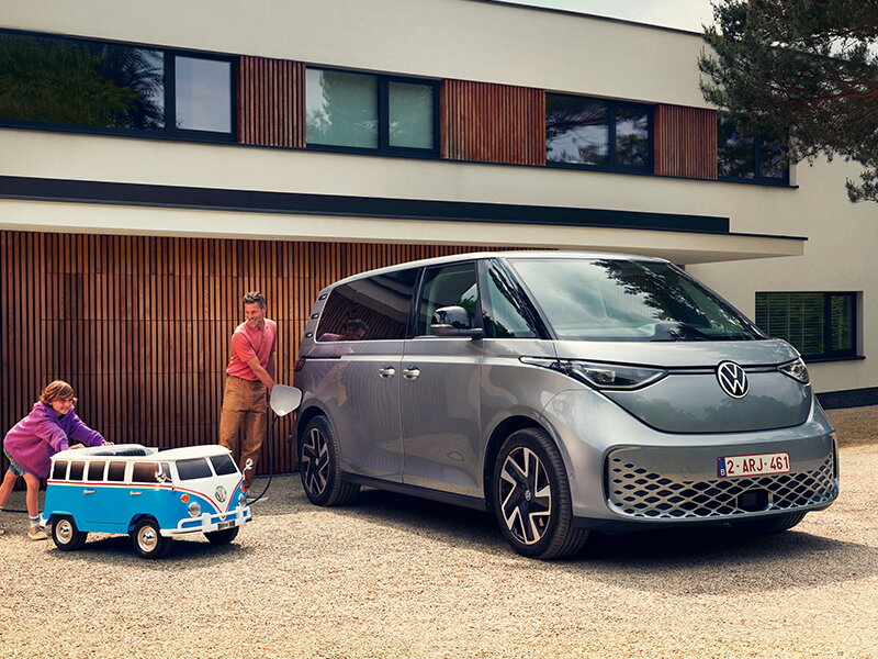 Volkswagen ID.Buzz op de oprit met pedaalauto Volkswagen T1 er naast
