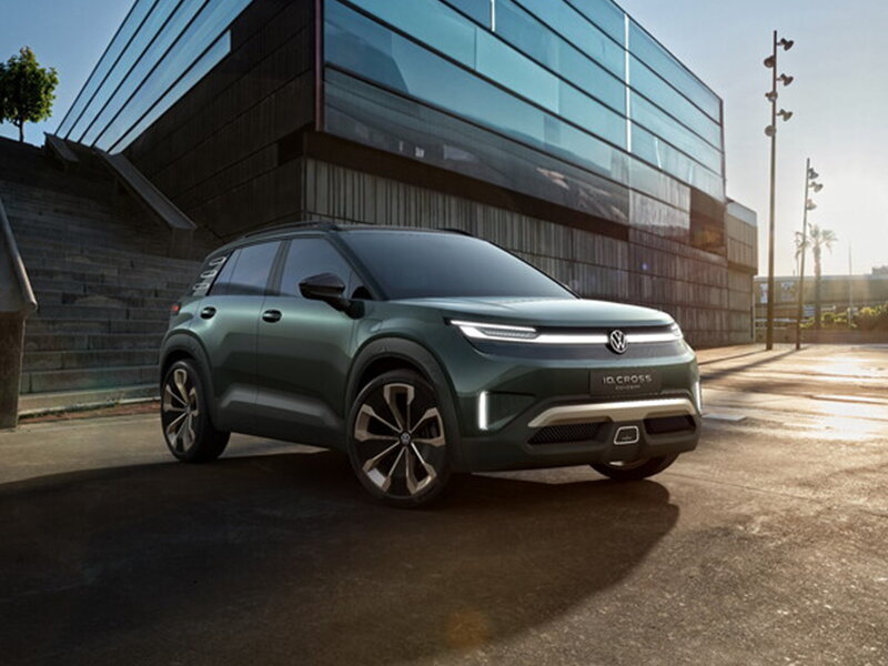 volkswagen ID.Cross concept voor een kantoorgebouw bij zonsondergang