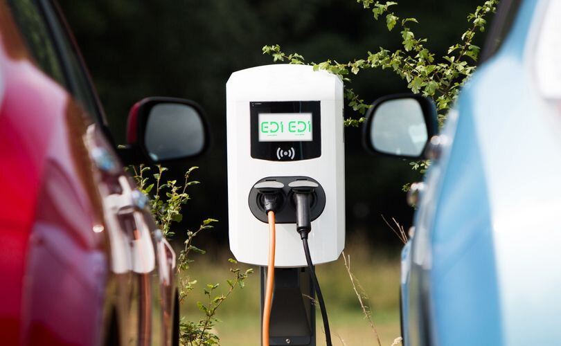 En intelligente geconnecteerde laadpaal van EDI waarmee 2 wagens aan het laden zijn