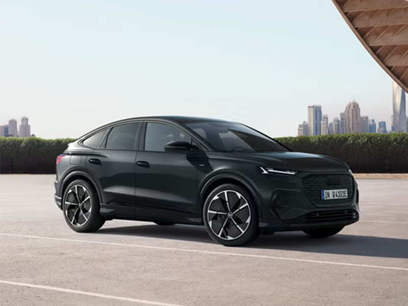 Audi Q4 sportback zwart met panoramisch zicht op stad