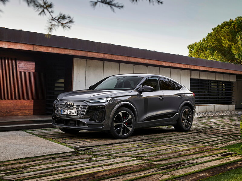 Audi Q6 Sportback e-tron grijs bij villa