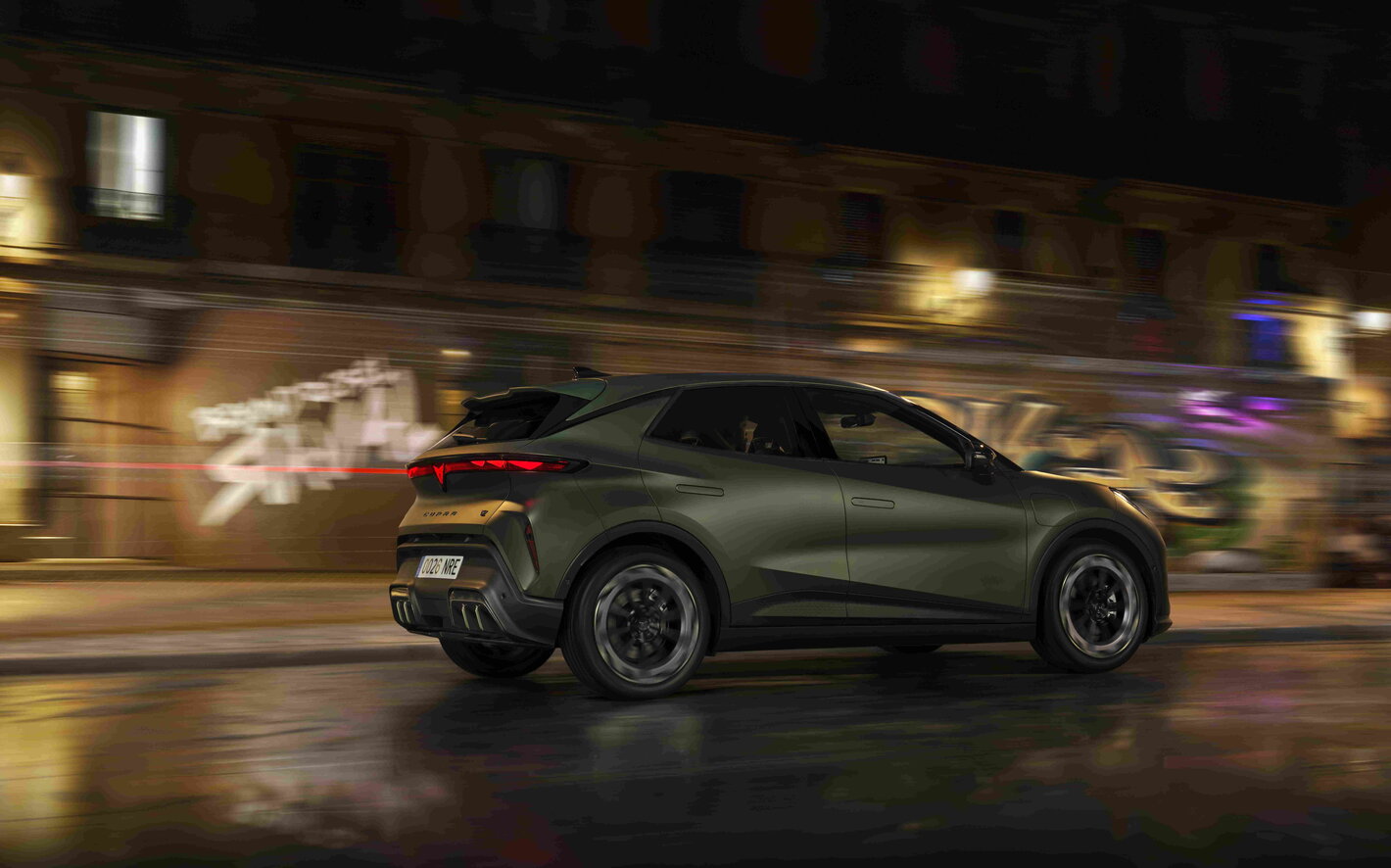 CUPRA Raval in beweging met dynamisch design en LED-achterlichten in stadsomgeving