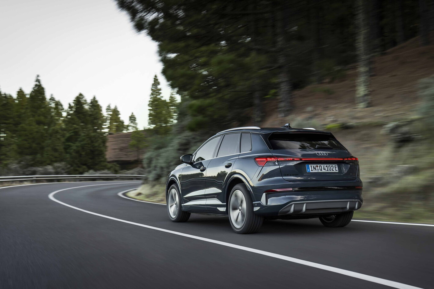 Audi Q4 e-tron rijdend in bocht achteraanzicht