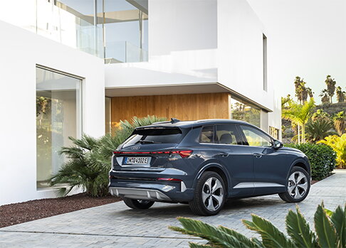 Audi Q4 e-tron op oprit bij luxueuze villa