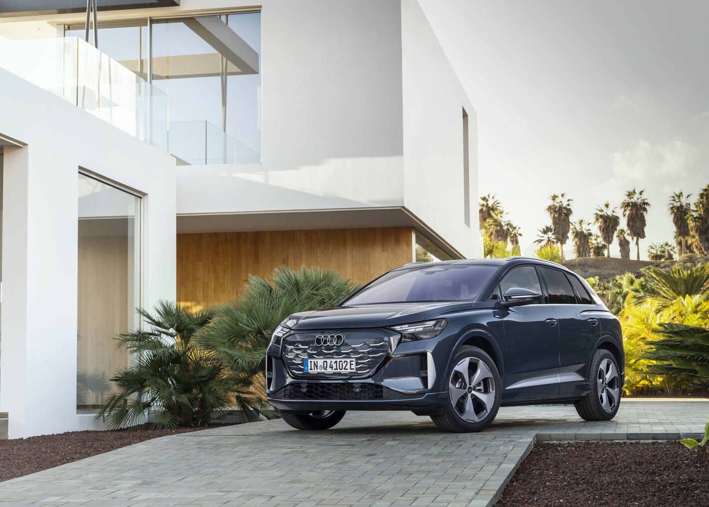 Audi Q4 e-tron vooraanzicht geparkeerd aan moderne woning