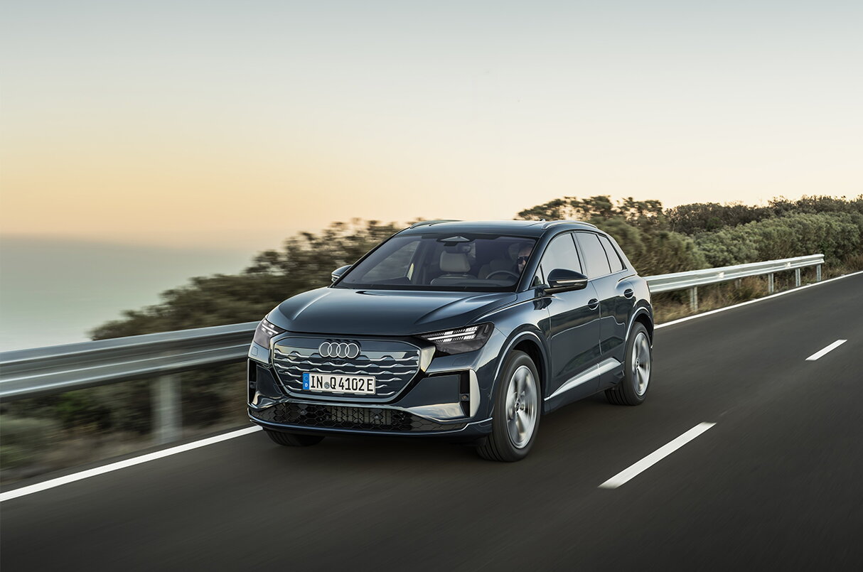 Blauwe Audi Q4 e-tron 2026 is aan het rijden op een snelweg