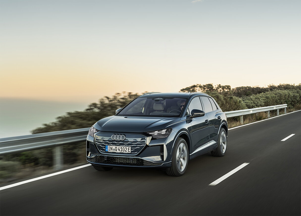 Blauwe Audi Q4 e-tron 2026 is aan het rijden op een snelweg