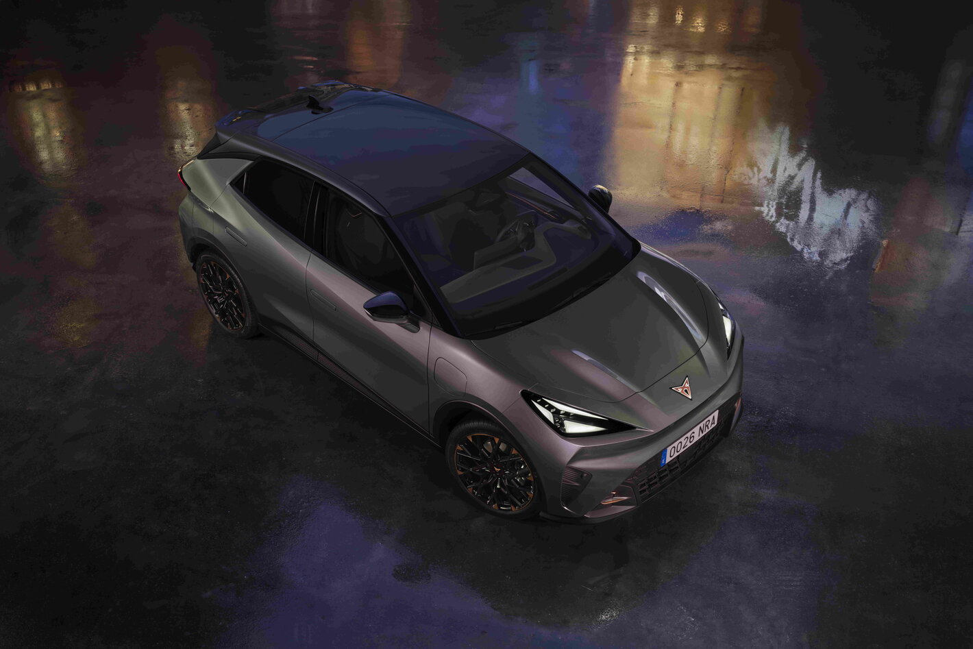 Bovenaanzicht van de donkergrijze Cupra Raval elektrische concept auto met unieke velgen.