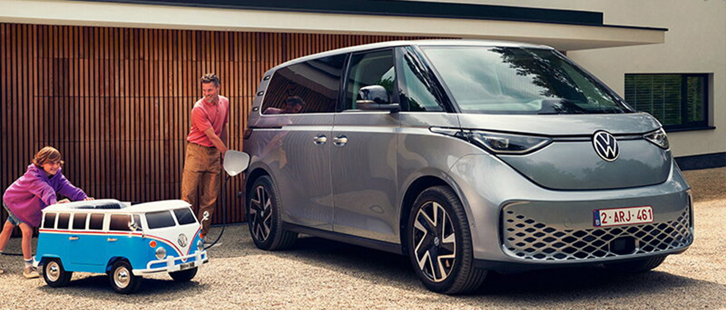 Volkswagen ID.Buzz op de oprit met pedaalauto Volkswagen T1 er naast