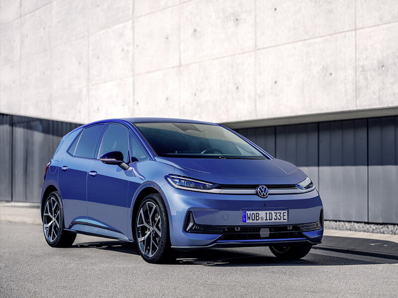 blauwe Volkswagen ID.3 Neo geparkeerd aan gebouw