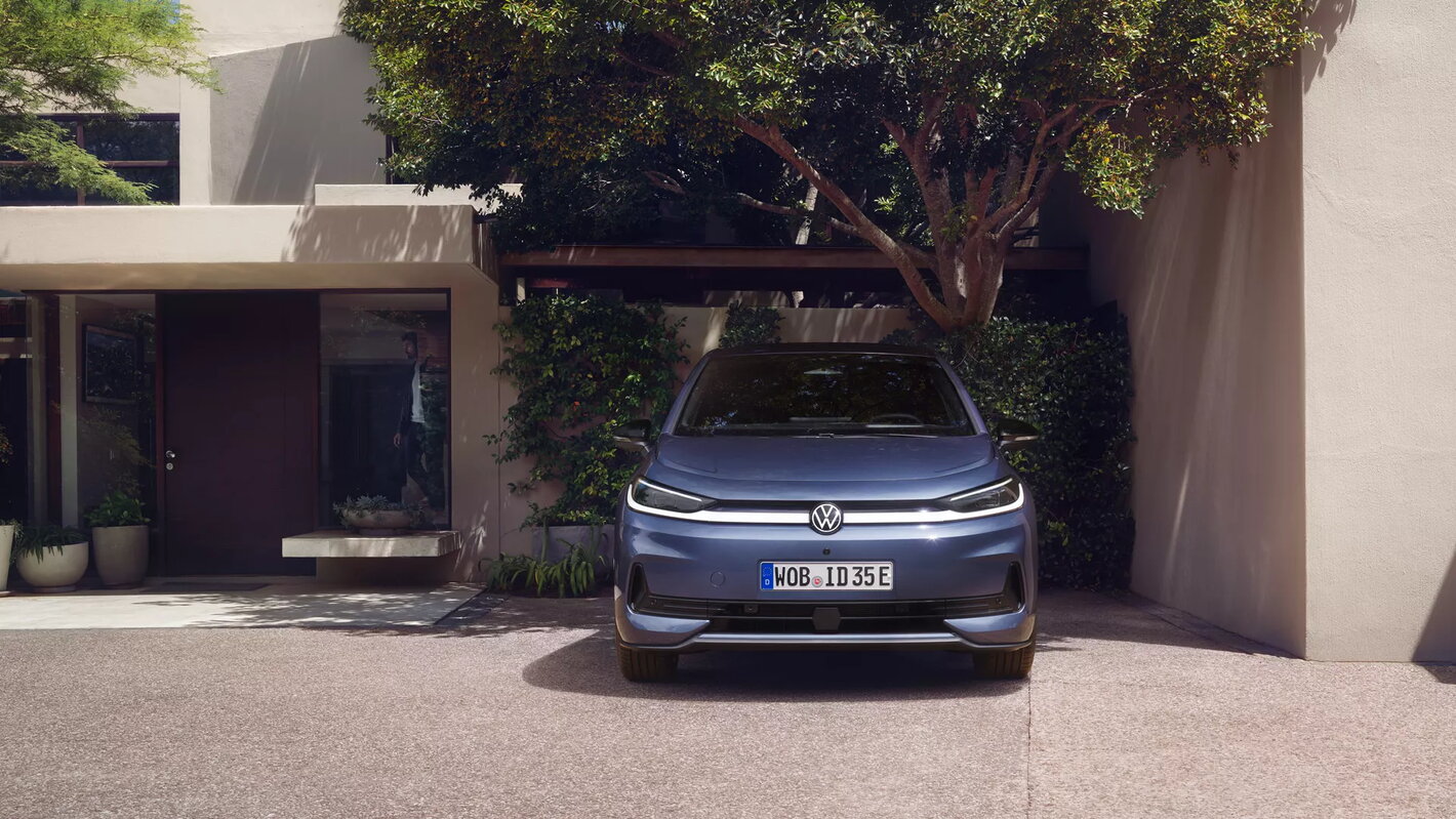 Volkswagen ID.3 Neo geparkeerd voor moderne woning in residentiële omgeving