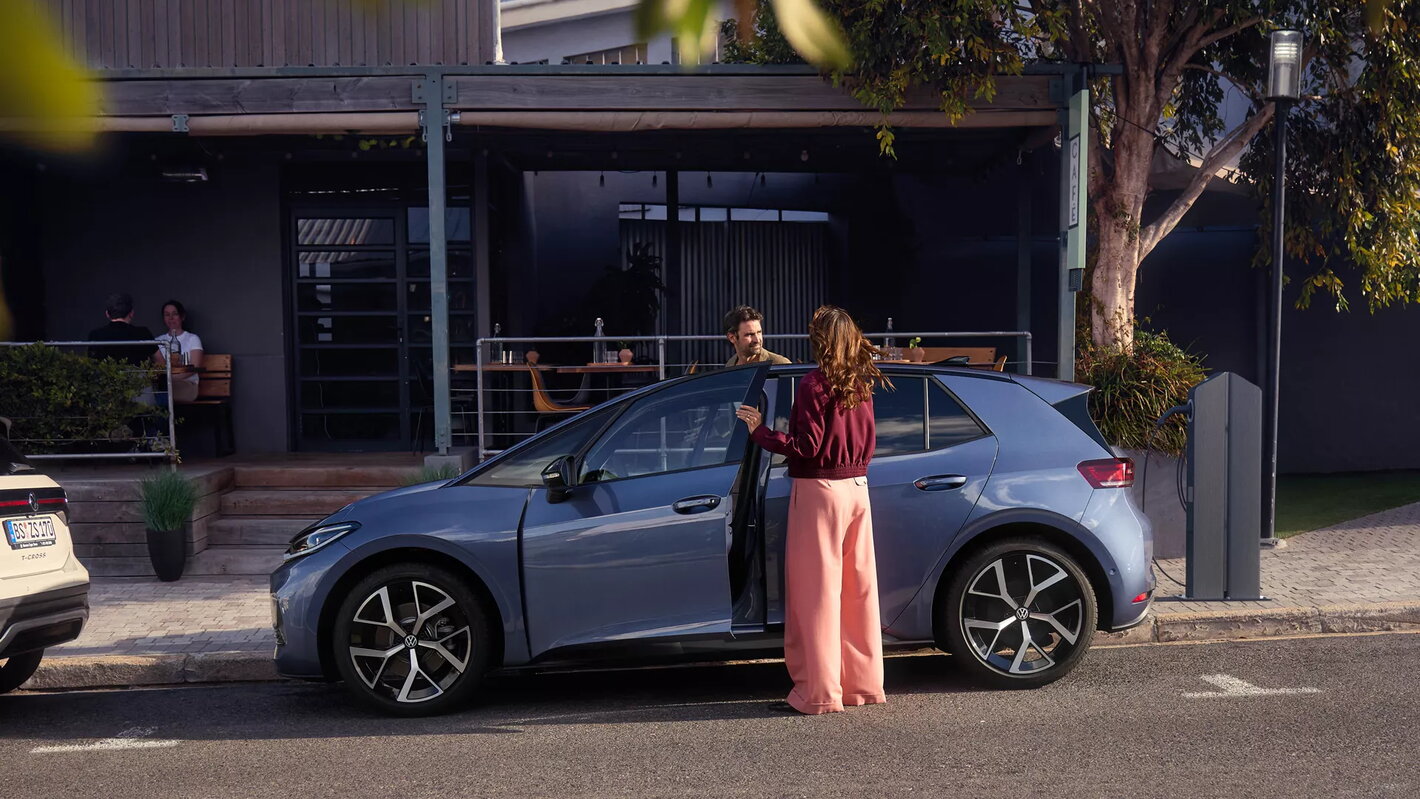 Zijaanzicht van de Volkswagen ID.3 Neo in stedelijke omgeving