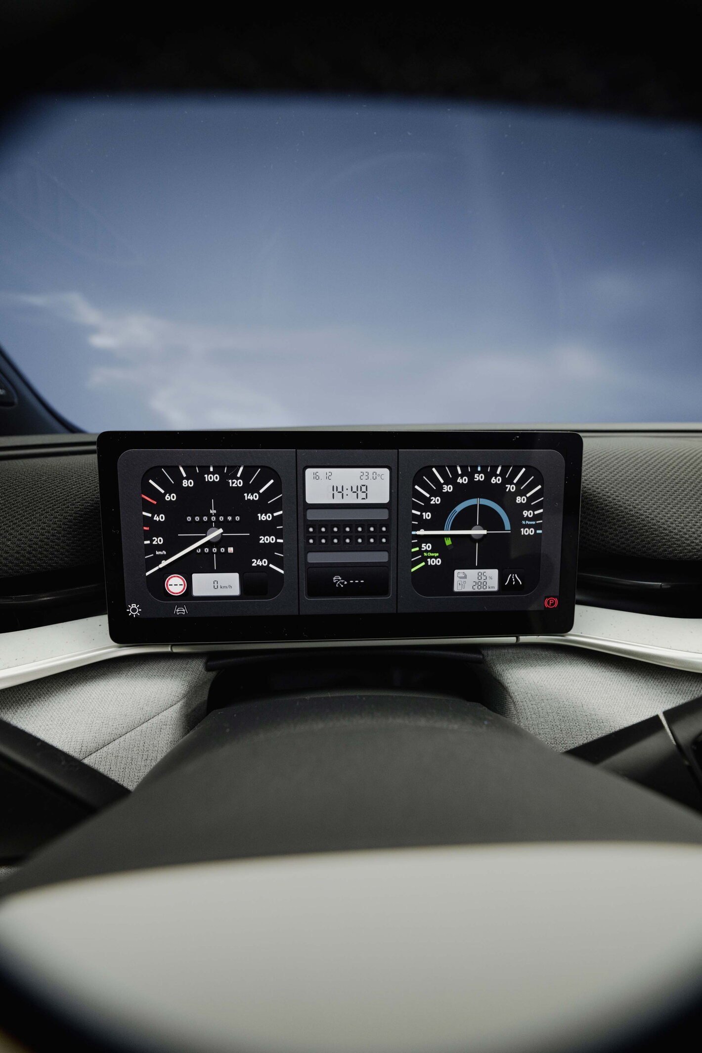 De moderne digitale cockpit van een Volkswagen ID.Polo toont snelheid en belangrijke rijinformatie.
