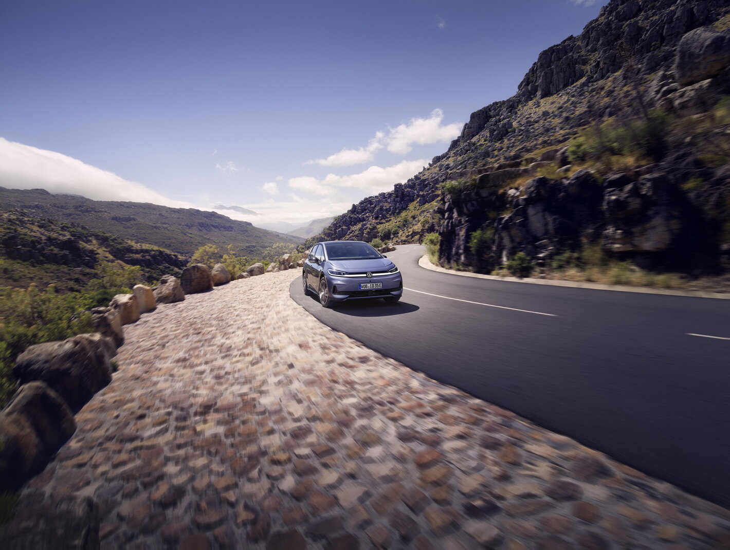 Volkswagen ID.3 Neo rijdend langs een kustweg in de natuur.