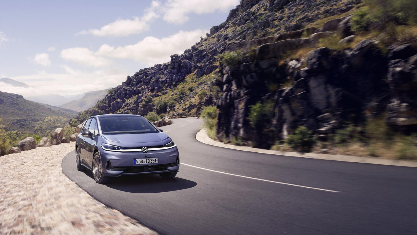 Rijdend shot van de nieuwe Volkswagen ID.3 Neo op een bochtige weg in de bergen