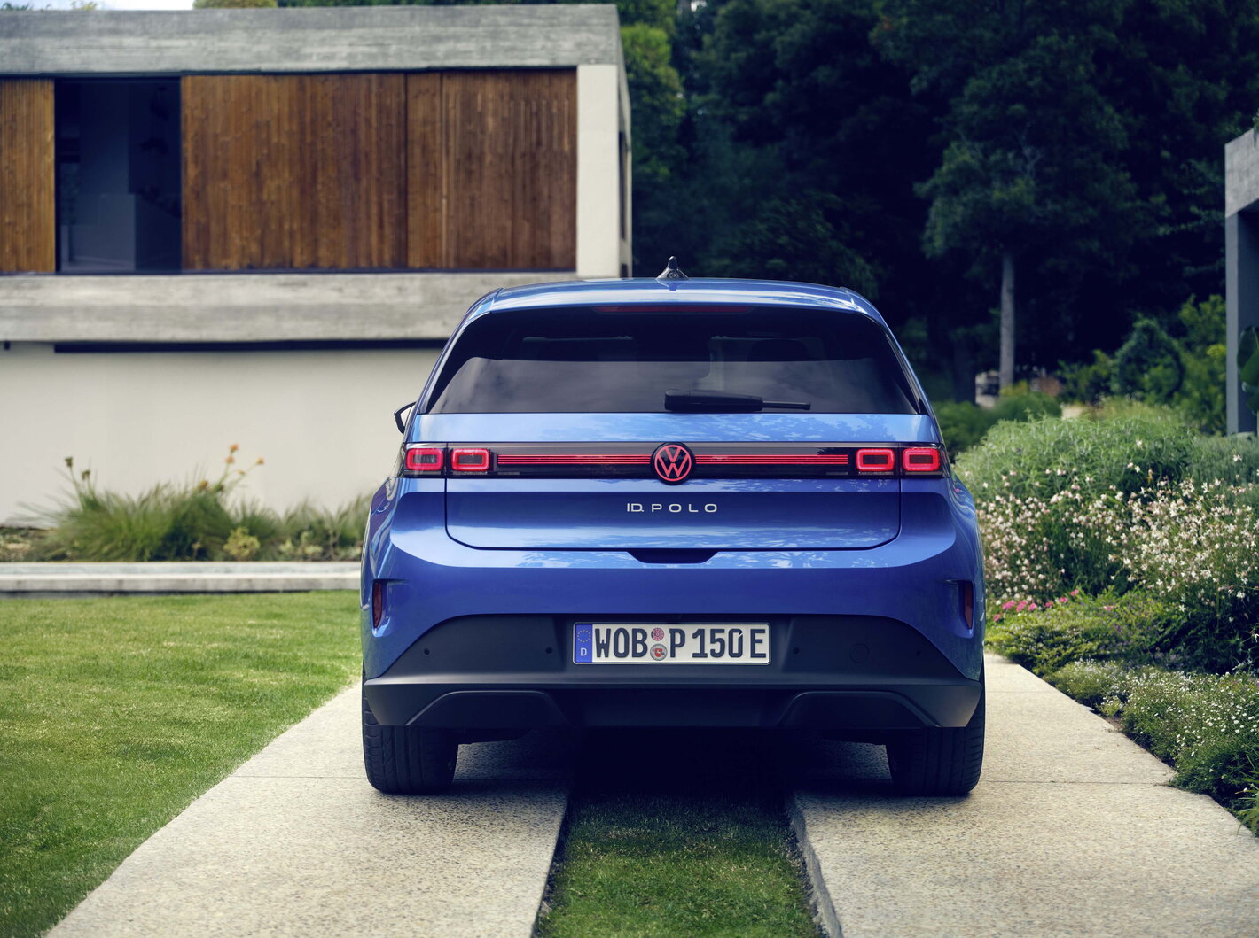 Achterkant van de blauwe Volkswagen ID.Polo met opvallende doorlopende achterlichten.