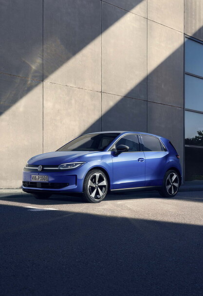 blauwe volkswagen ID.Polo geparkeerd voor een kantoorgebouw