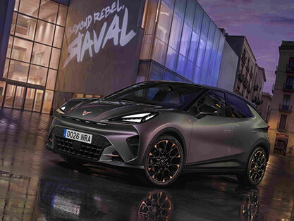 CUPRA Raval geparkeerd voor een gebouw met graffiti 's nachts