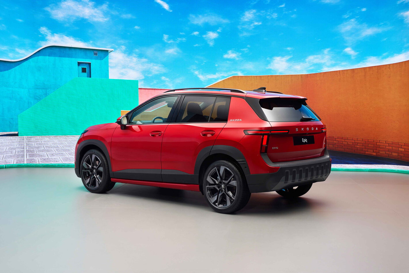 Dynamische rode Škoda Epiq SUV, achteraanzicht met opvallende achterlichten en aerodynamische vormen.