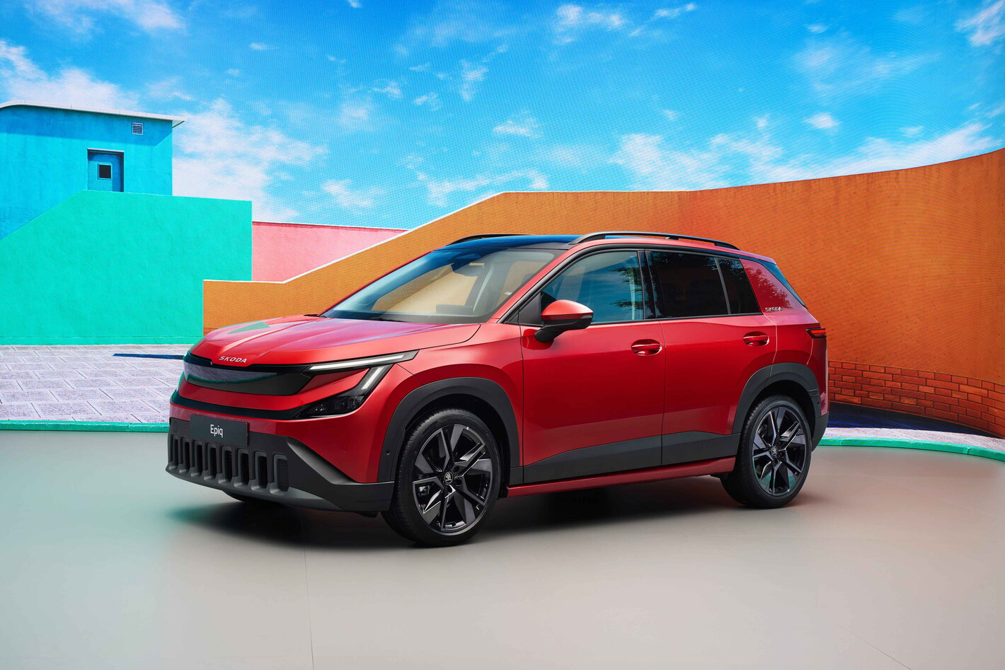 Rode Škoda Epiq elektrische SUV, vooraanzicht met strak design en innovatieve verlichting.