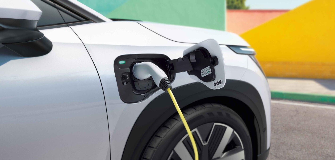 Dichte weergave van de Škoda Epiq die wordt opgeladen via de oplaadpoort met een gele kabel.