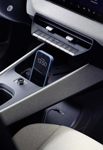 Volkswagen ID.Polo middenconsole met draadloze telefoonoplader en klimaatbediening.