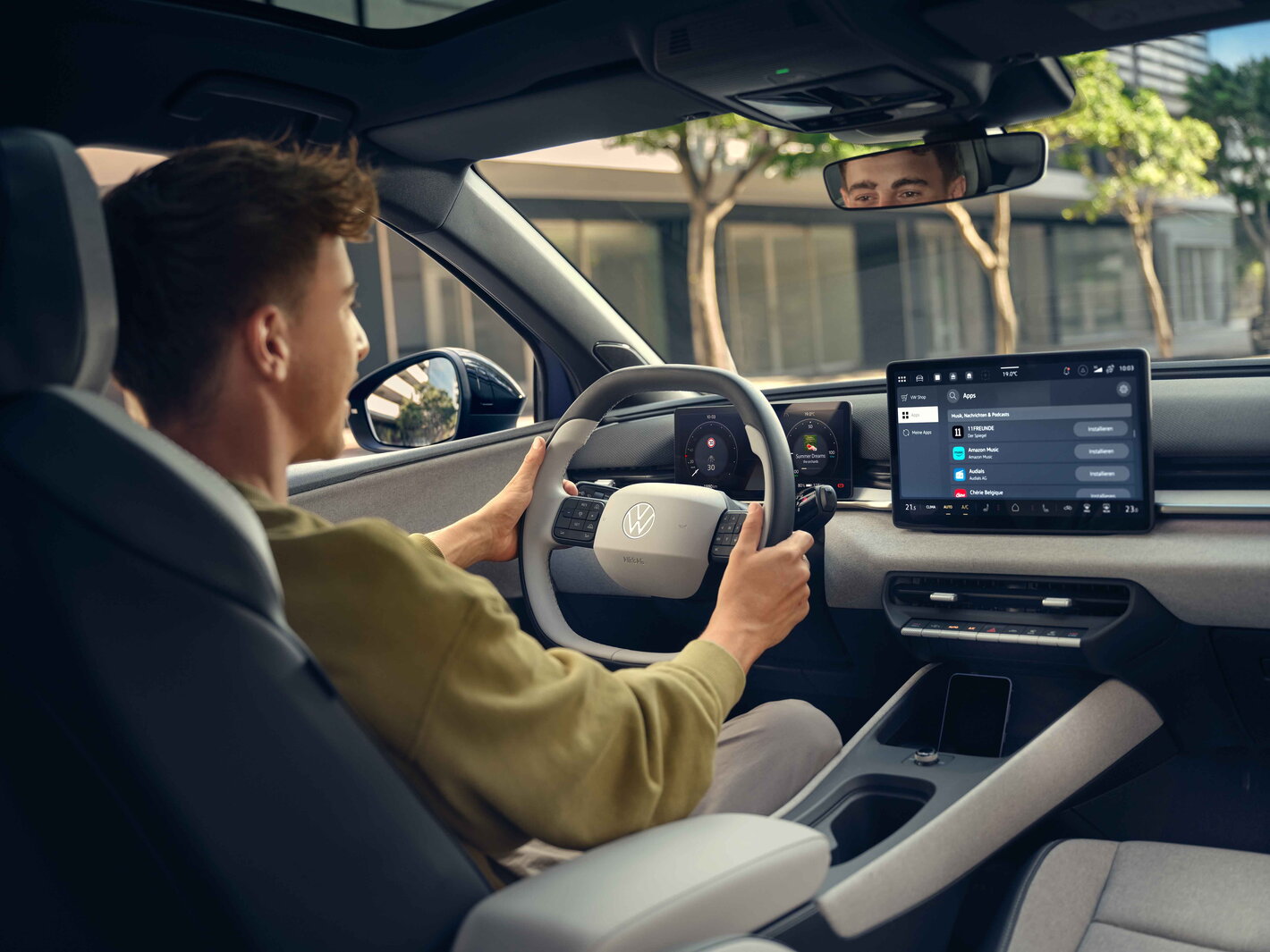 Bestuurder bedient het moderne infotainmentsysteem van de Volkswagen ID.Polo.