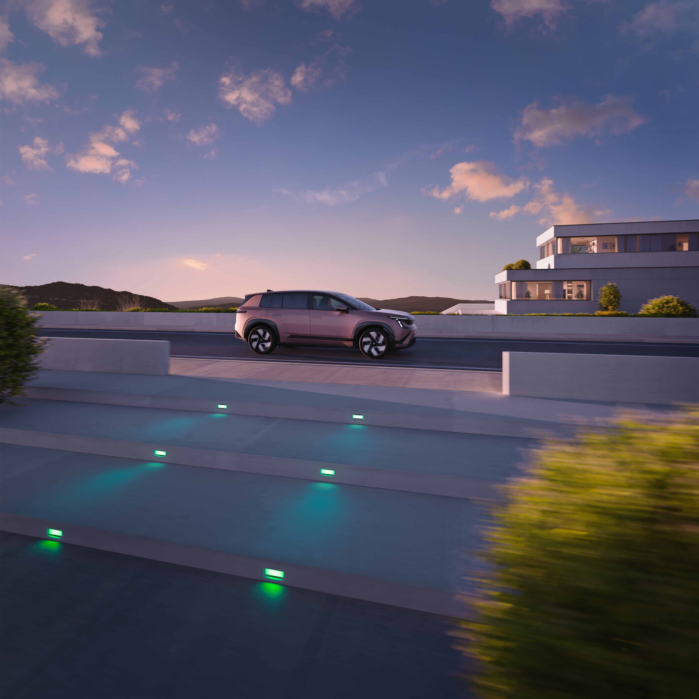 Škoda Peaq bij zonsondergang boven trappen aan een villa