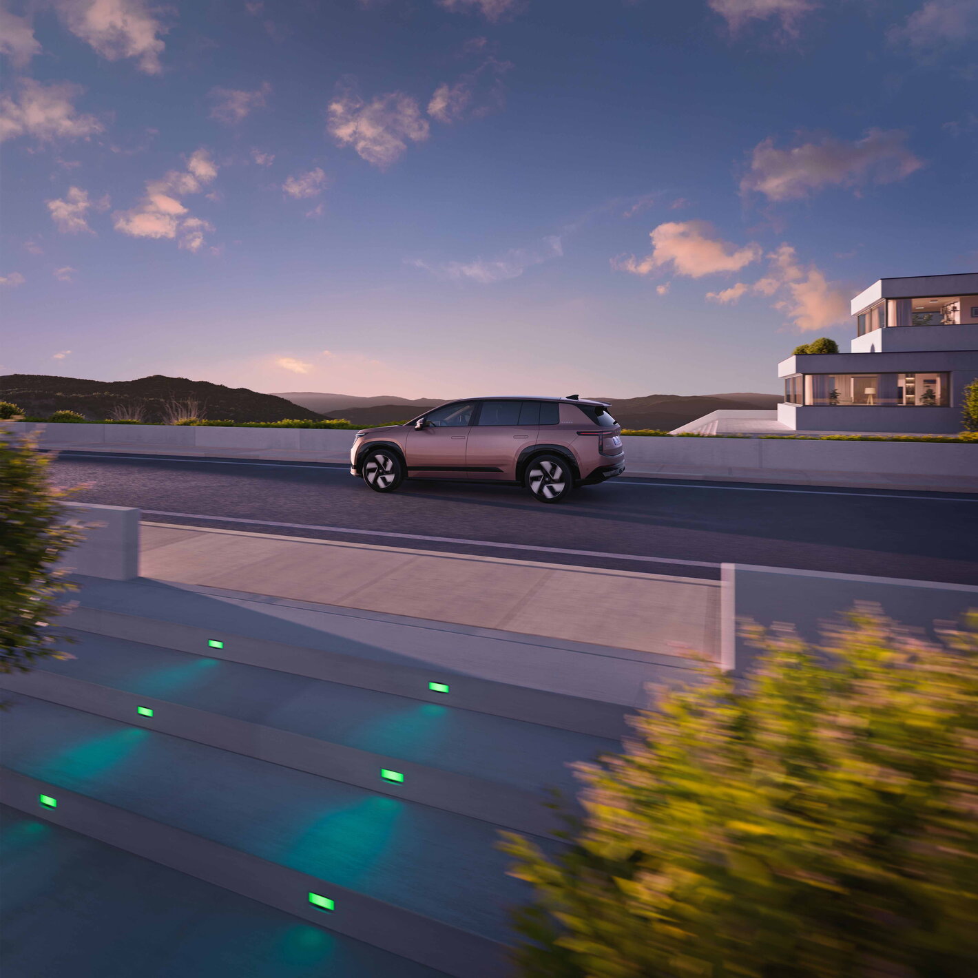 Škoda Peaq zijkant bij zonsondergang boven trappen aan een villa