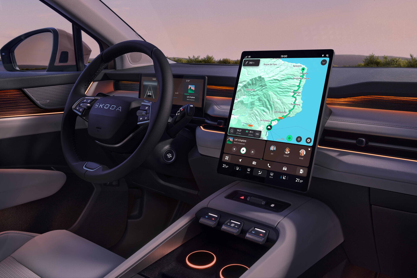 Škoda Peaq bij zonsondergang interieur detail infotainment scherm