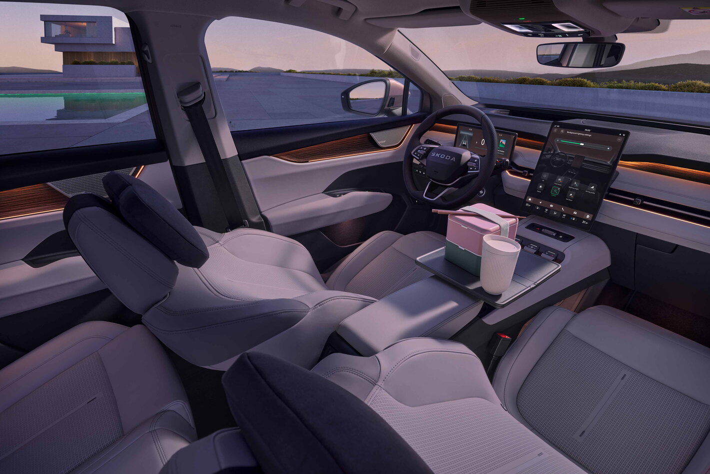 Škoda Peaq bij zonsondergang interieur met villa op achtergrond
