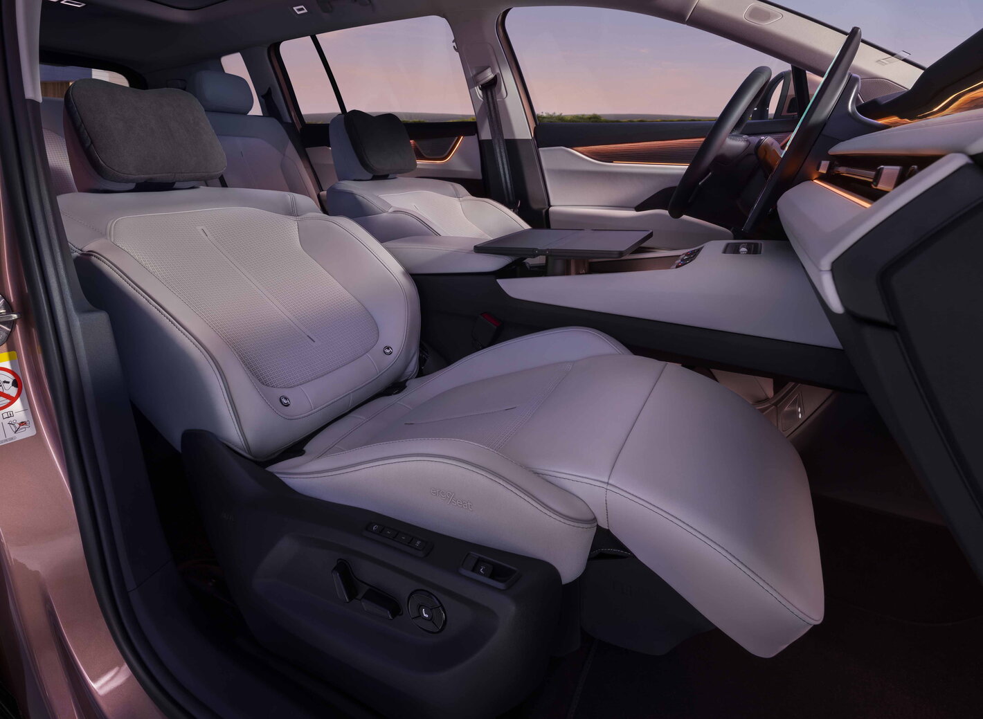 Škoda Peaq bij zonsondergang interieur passagier- en bestuurderstoel helemaal plat
