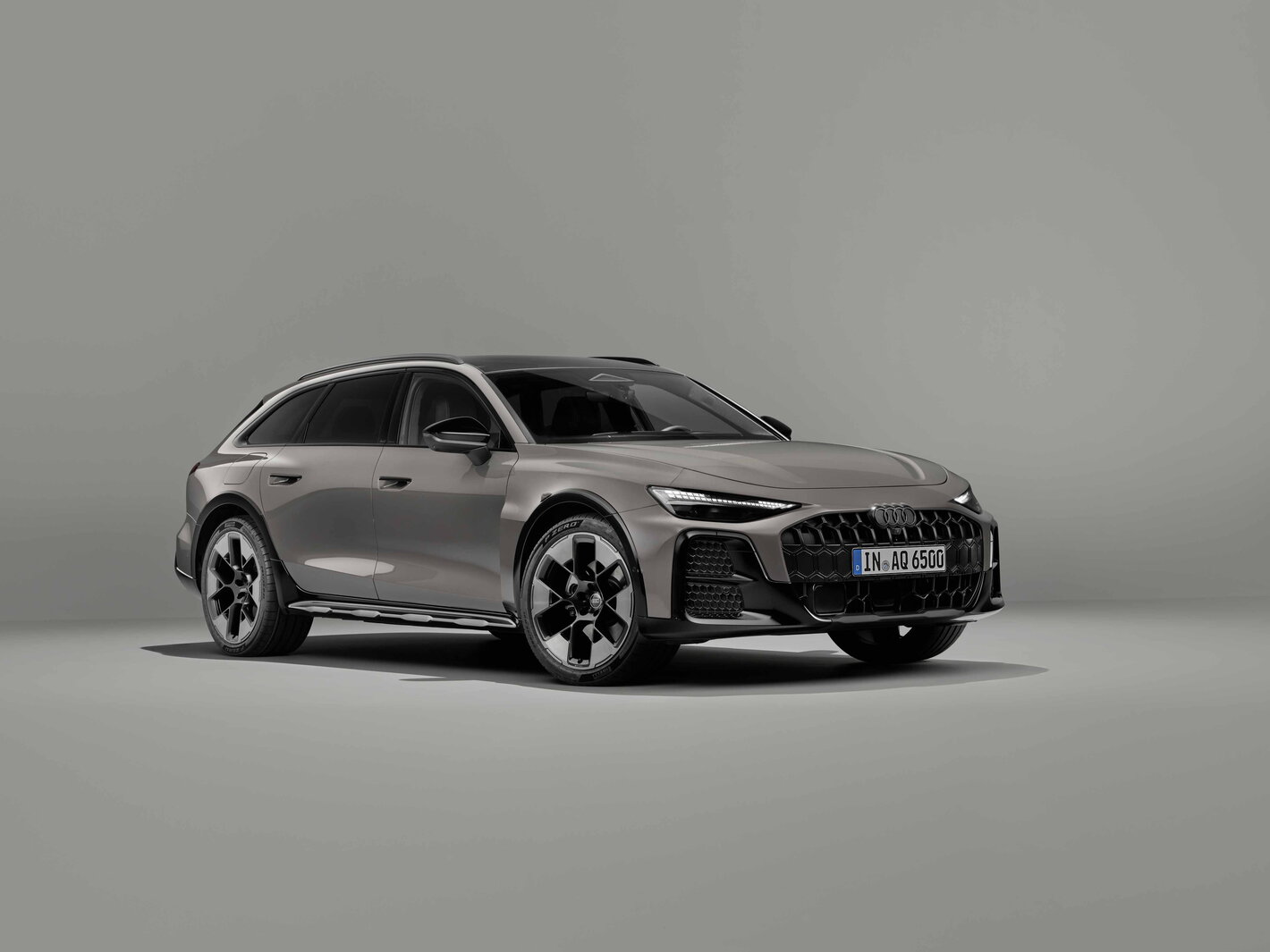Audi A6 Allroad grijs, krachtig schuin vooraanzicht, modern ontwerp in studio.