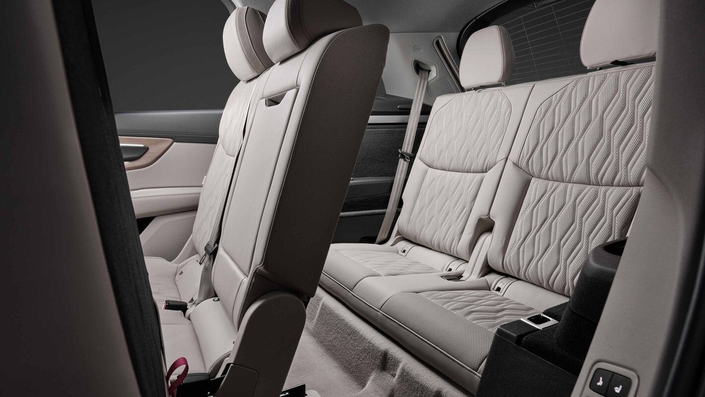 Gedetailleerd zicht op de derde rij stoelen in de Audi Q7 met beige leder.