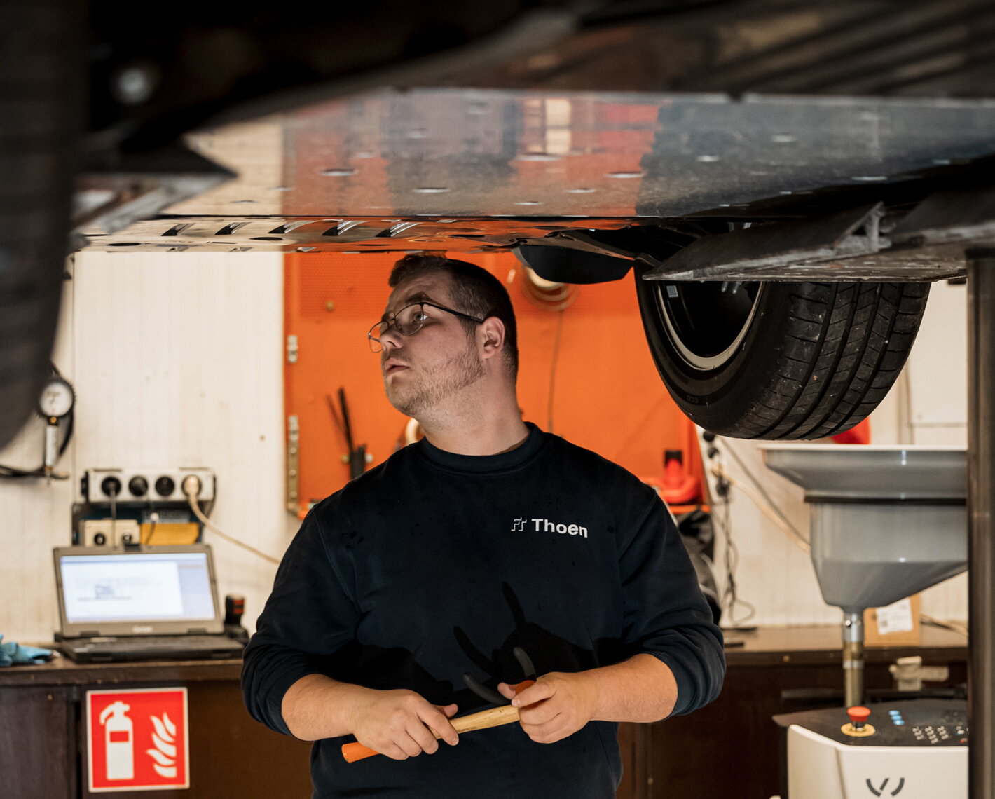 Groep THoen Autotechnieker vervult een check-up van een wagen op de brug