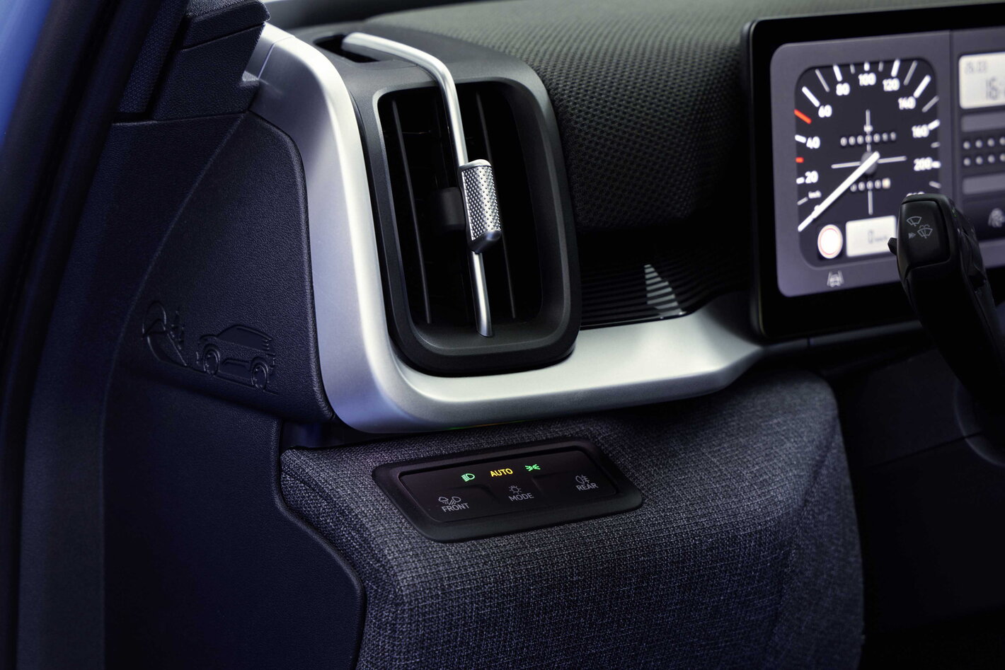 Dashbord van Volkswagen ID.Cross met verticale ventilatieopening en verlichtingsbediening.