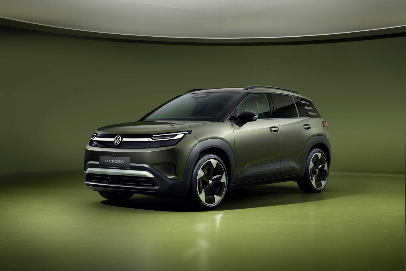 Stijlvolle donkergroene Volkswagen ID.Cross SUV conceptauto in de studio, vooraanzicht.