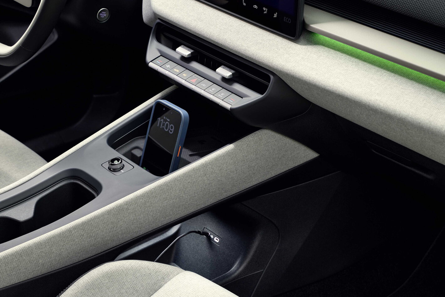 Volkswagen ID. Cross interieur met middenconsole, telefoon opladen en groen sfeerlicht.