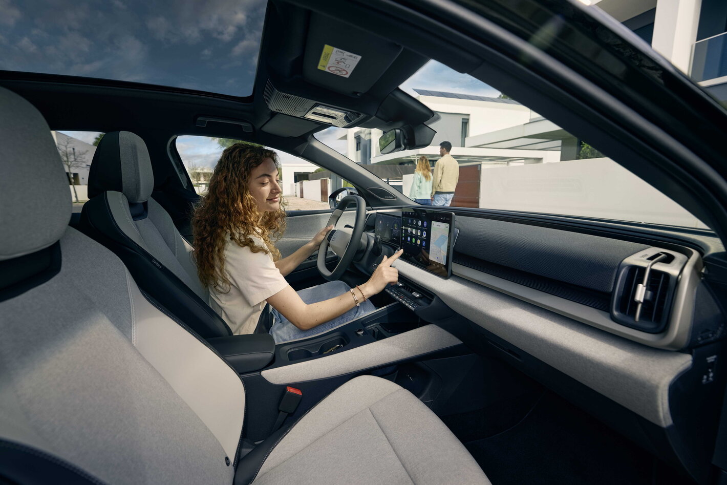 Vrouw bedient infotainment systeem in modern interieur van de Volkswagen Id.Cross, gebruiksvriendelijk.