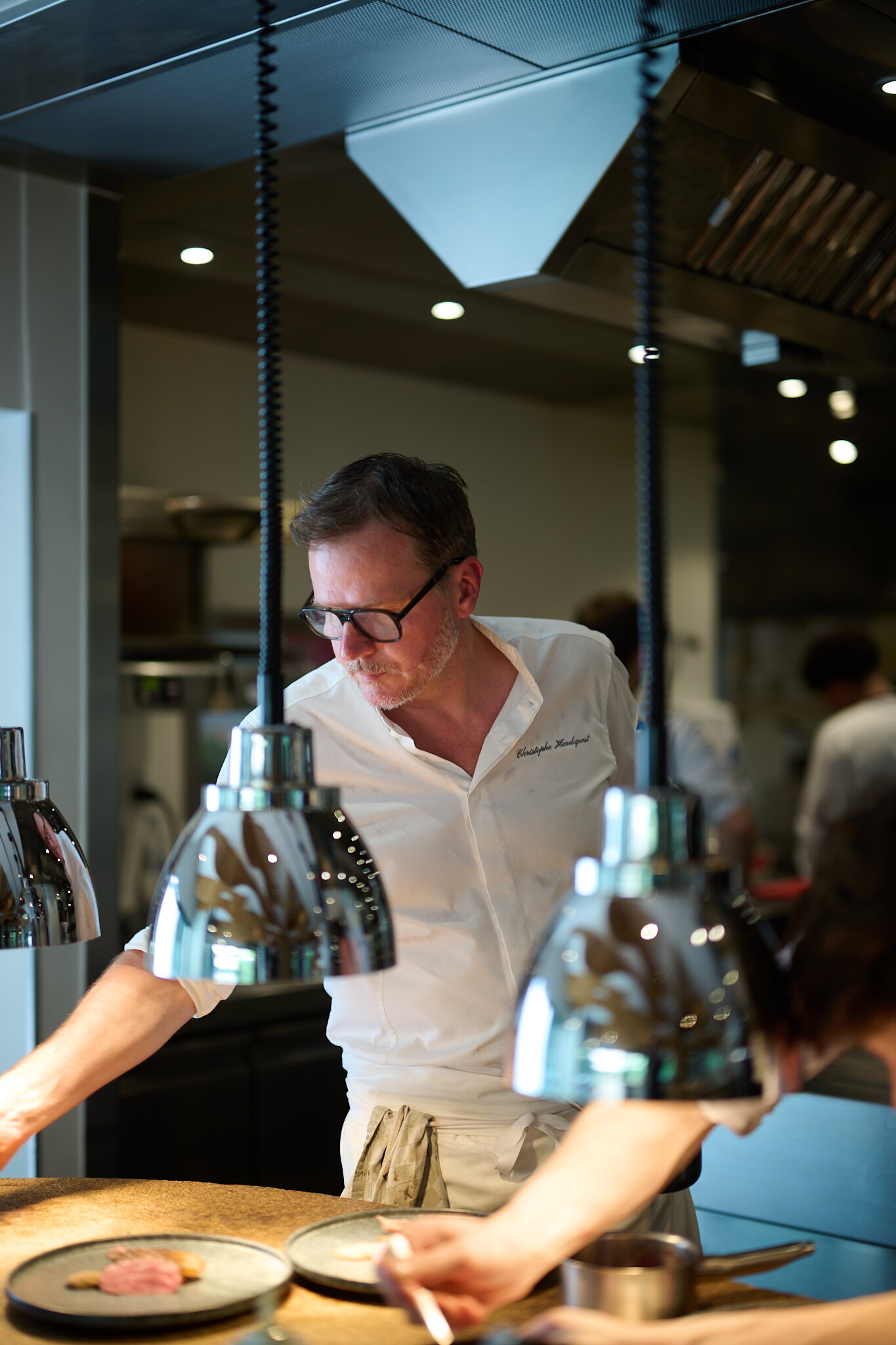 Menssa met Christophe Hardiquest die een gerecht klaar maakt